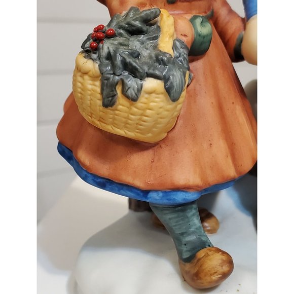 Vintage Avon Christmas Memories 1981 Porcelain Figurine - Picture 4 of 16